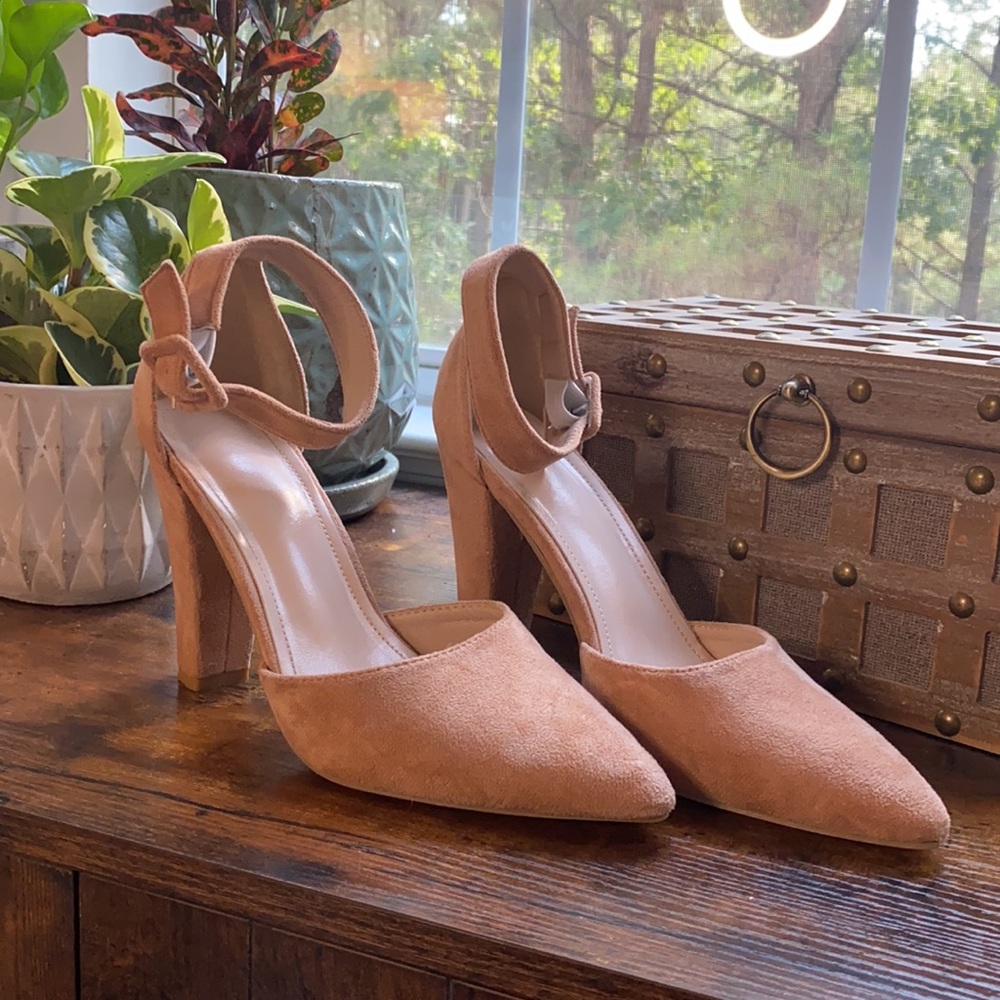 Pink / tan closed toe pointed heels size 7.5 (38)